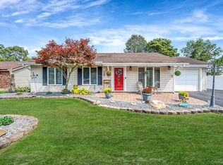 21 Windermere Dr, Holbrook, NY 11741