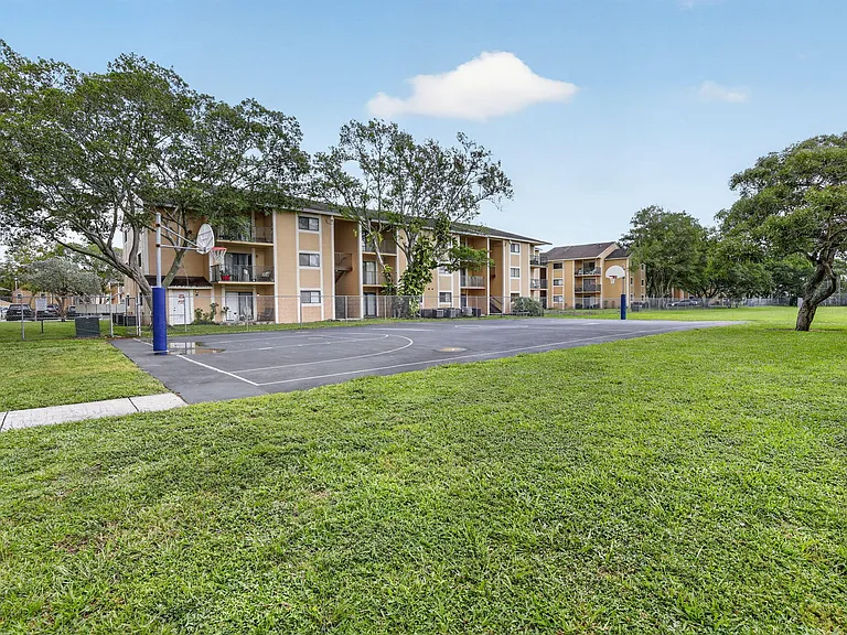 300 Palm Cir W #305 — Photo 28