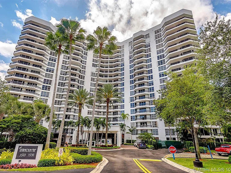 3600 Mystic Pointe Dr #808 — Photo 12