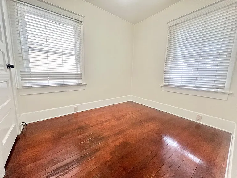 Charming 2 Bed / 2 Bath Apartment on Ocean Blvd Garage Included — Photo 13