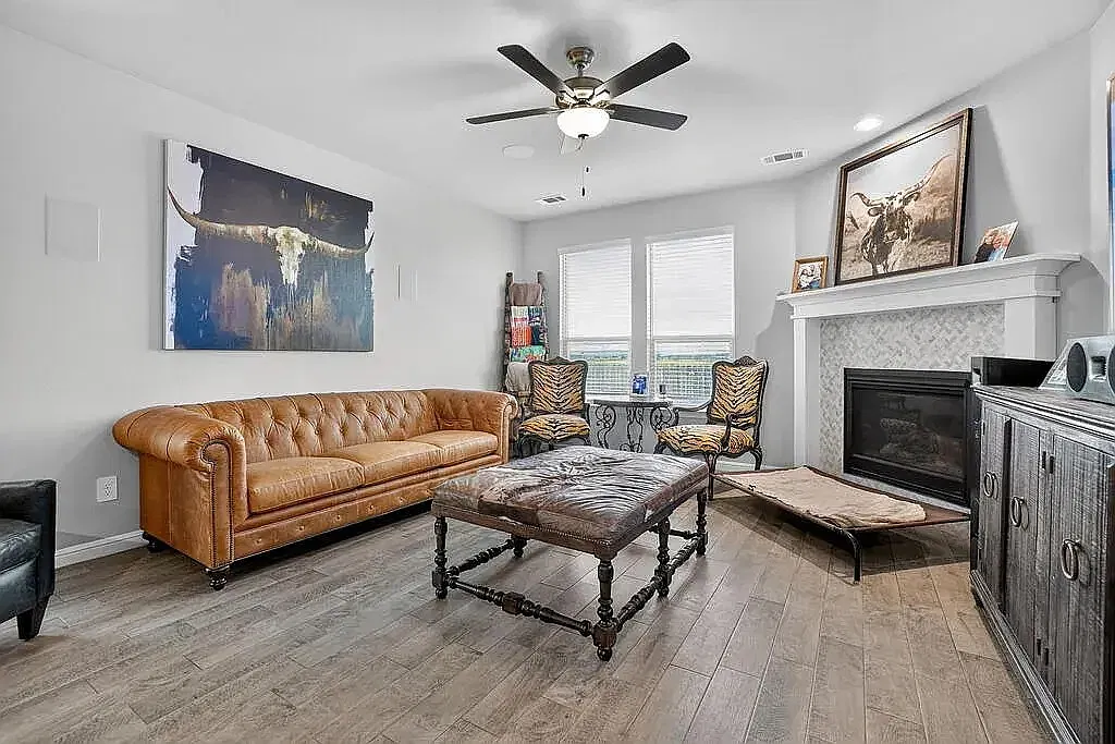 Near brand new 4 bd/2 bth home two homes from pool in quiet neighborhood! Turf backyard with plan... — Photo 2
