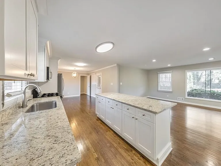 909 Rosedale Dr — Photo 10