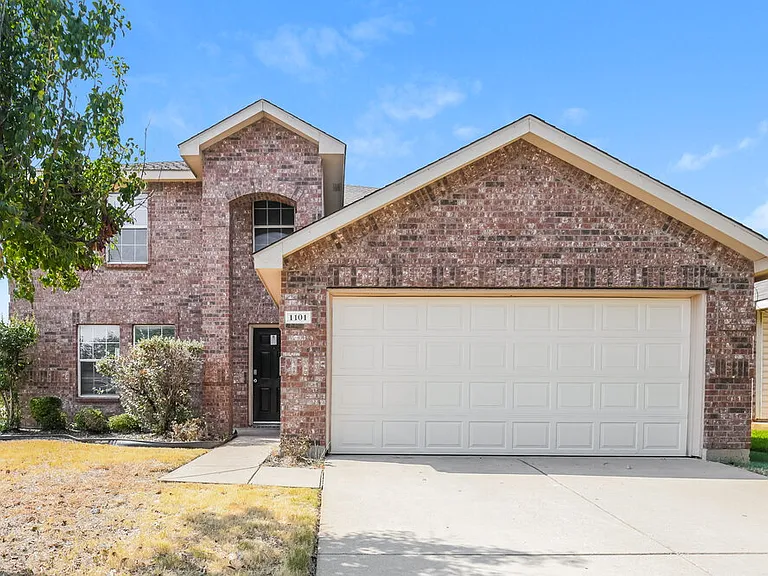 1101 Maplewood Ln — Photo 1