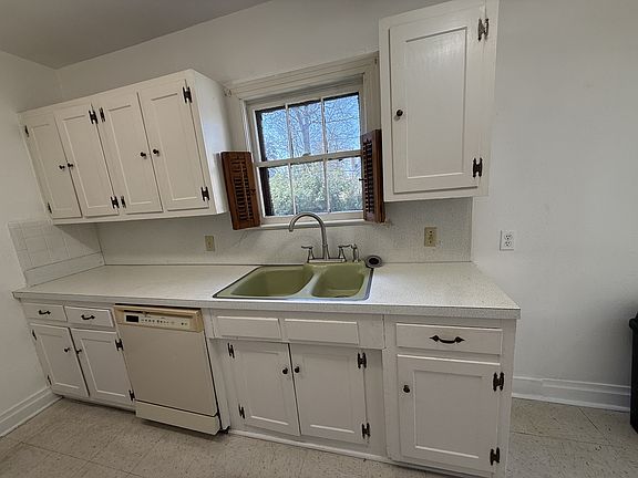 2nd image of 565 24th St