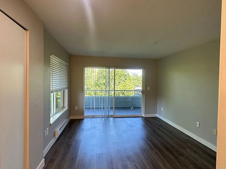 Interlake Apartments — Photo 22