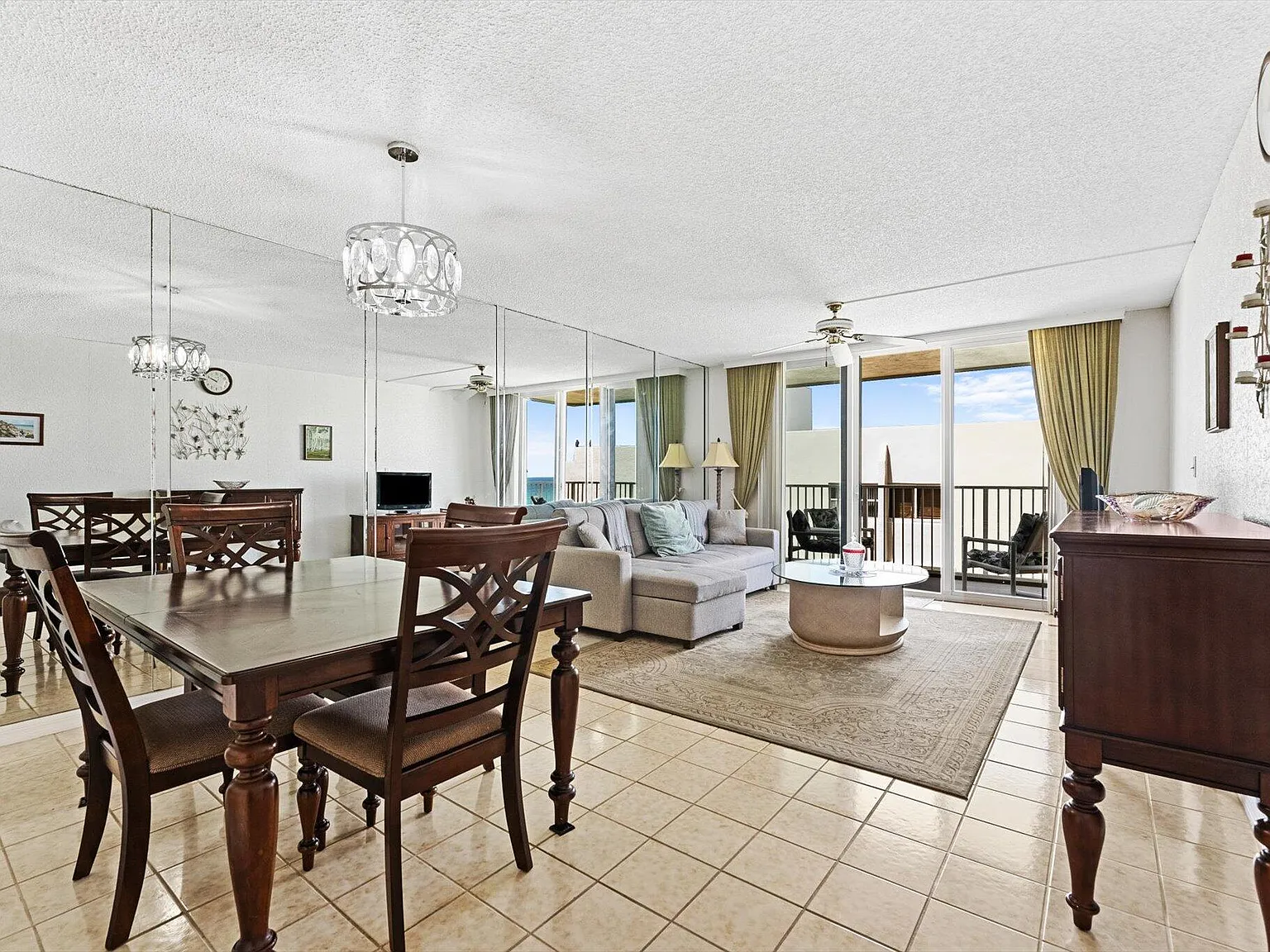 Le Chateau Royal Condo — Photo 4