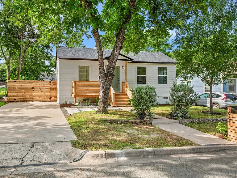 2937 Higgins St — Photo 102