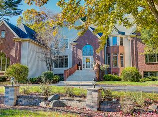 1225 Gray Fox Dr, Brookfield, WI 53045