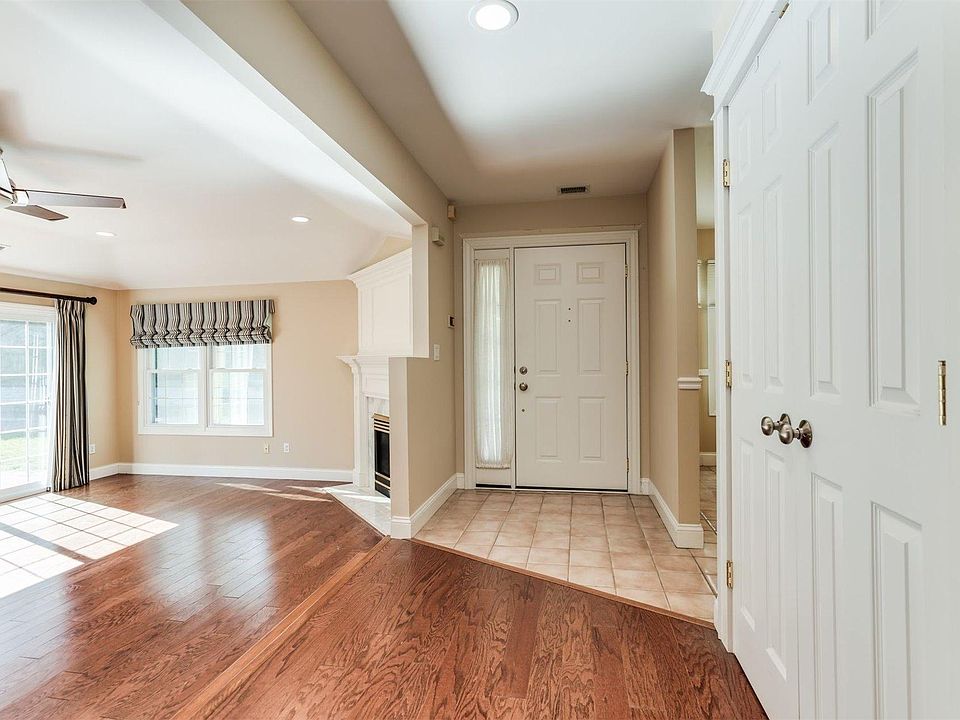 1st image of 52 Lakebridge Dr S #52