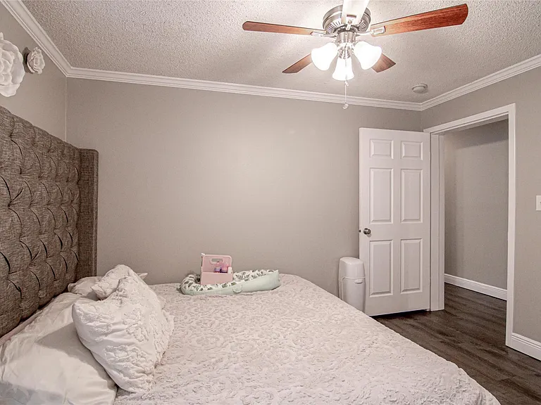 160 Varsity Dr — Photo 14