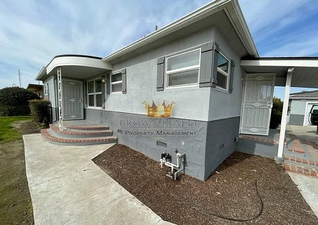 950 Windsor Dr — Photo 2