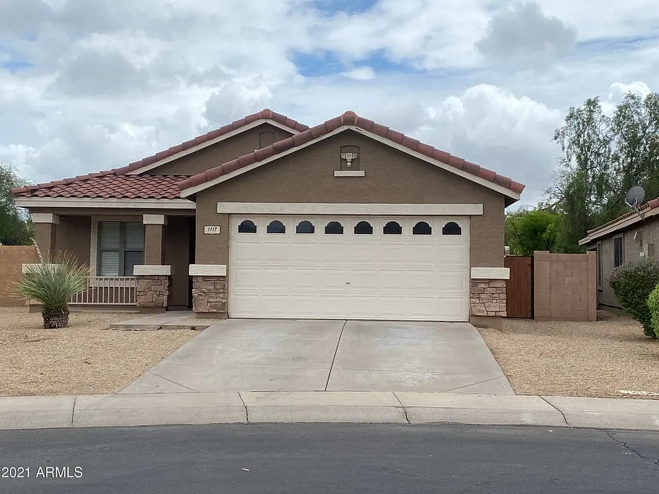 1117 E Arabian Dr