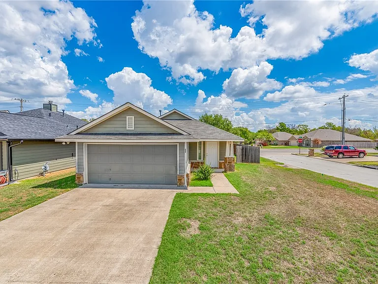 1033 Fallbrook Loop — Photo 1