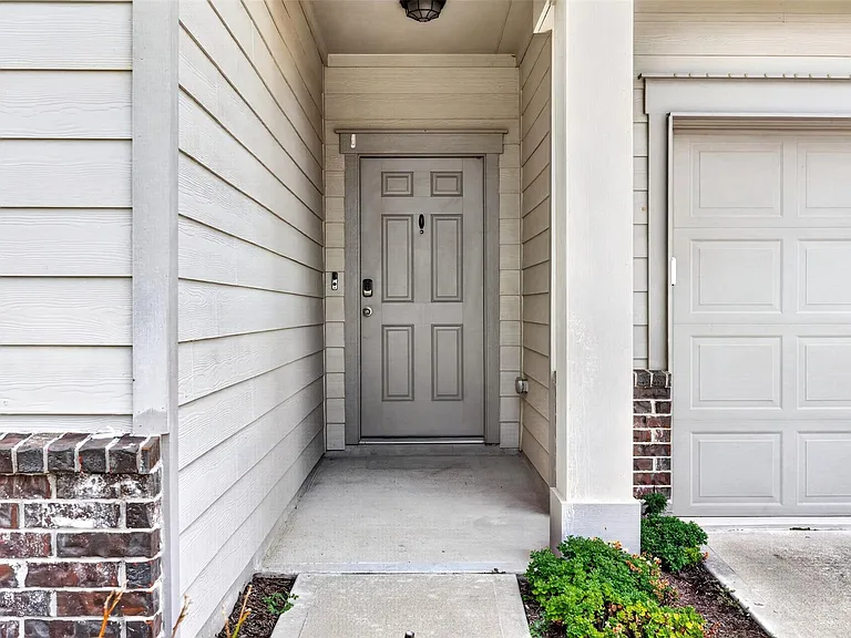 1024 Banyon Tree Ln — Photo 6