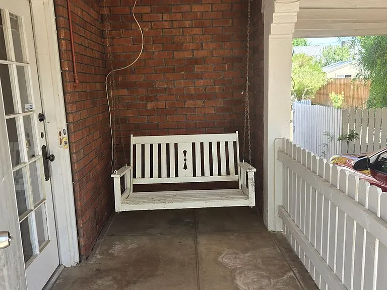 1406 E Earll Dr — Photo 3