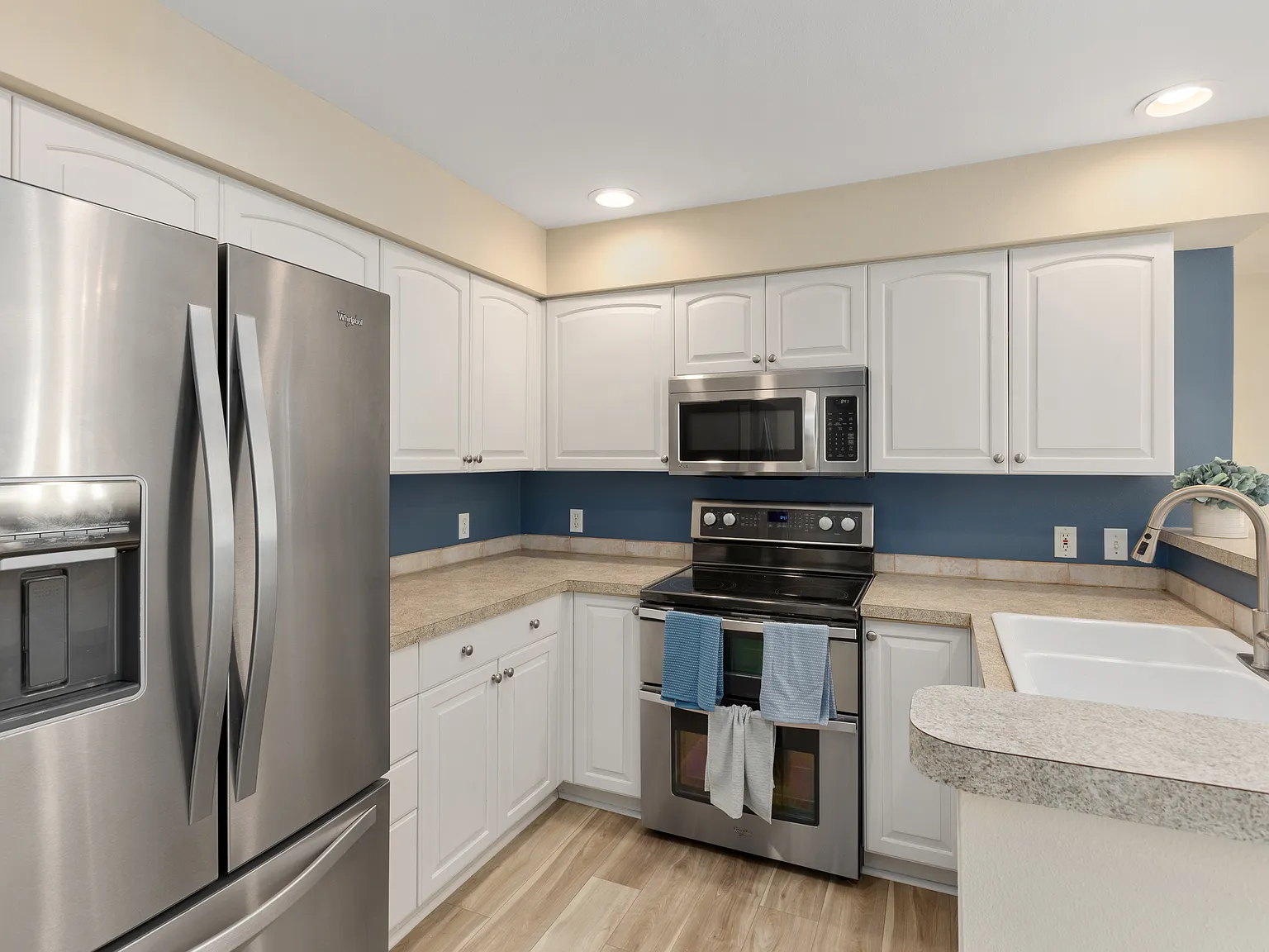2 bed, 801 sqft, $2,550 — Photo 2