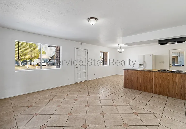 1158 W Hillview St — Photo 8