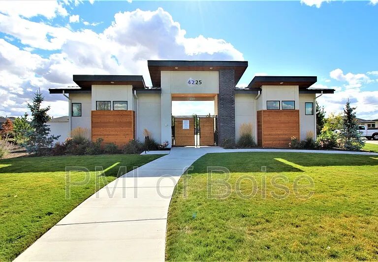 2080 S Hills Ave — Photo 27