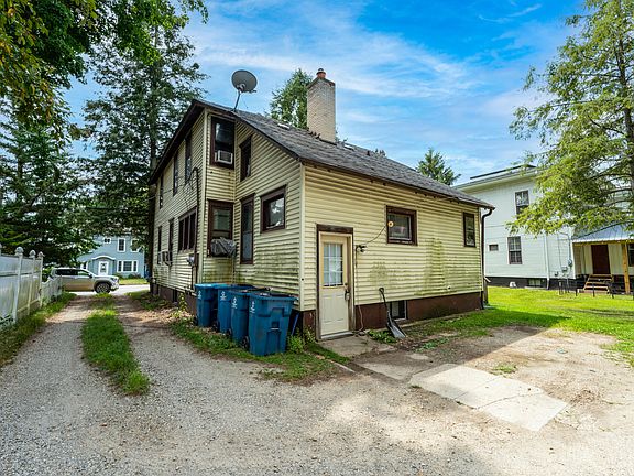 3rd image of 203 E Delaware St