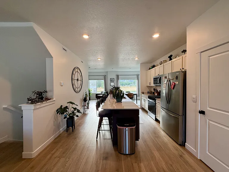 Kitchen w/island