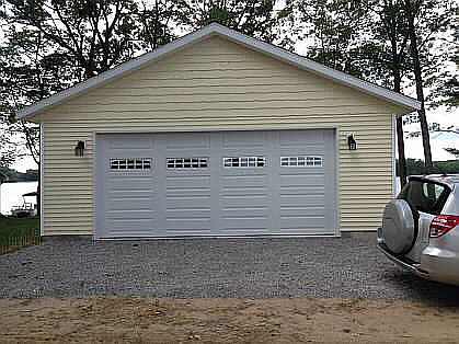 Newer garage w/epoxy floor