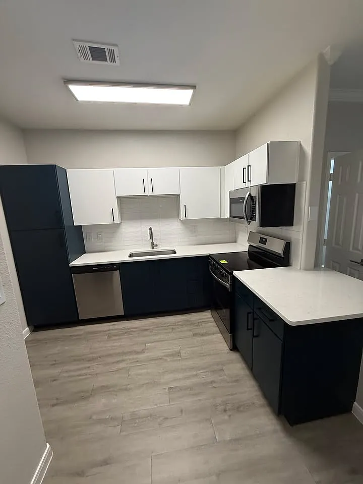 1 bed, 1.5 bath, 810 sqft, $1,299 — Photo 2