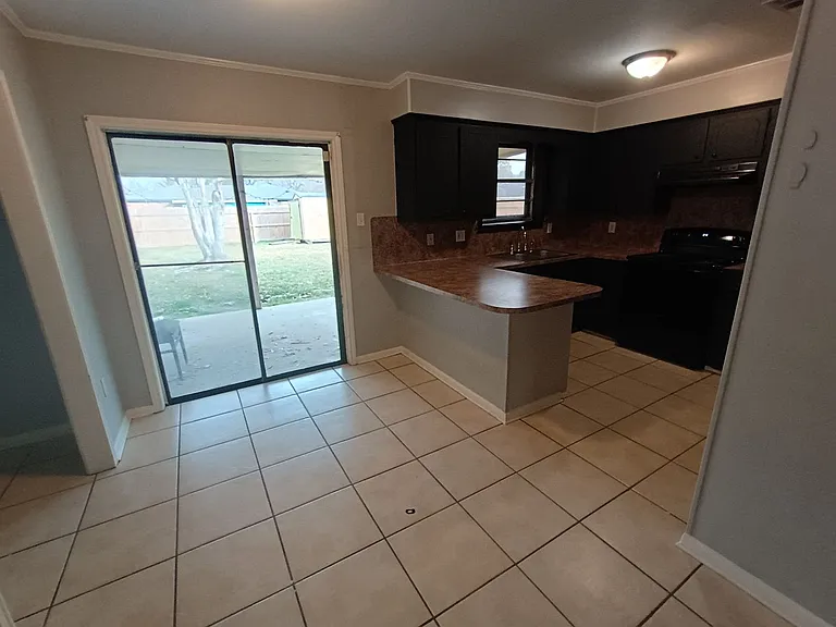 1666 N Rosedale Dr — Photo 3