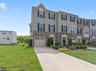 25 Village Green Ln, Sicklerville, NJ 08081