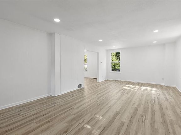 5th image of 3242 Roberts St