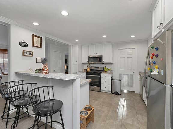3rd image of 23 Dartmouth Circle