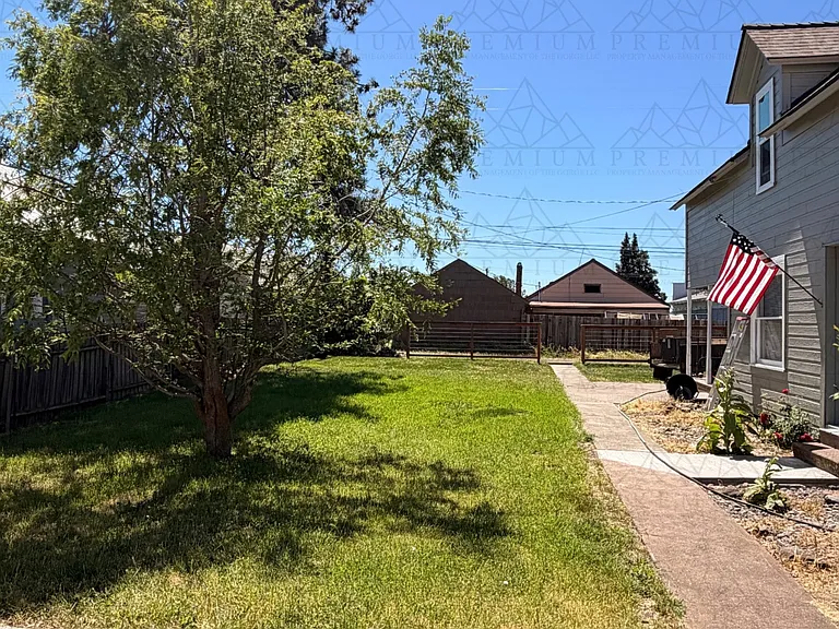 322 NW 2nd St — Photo 3