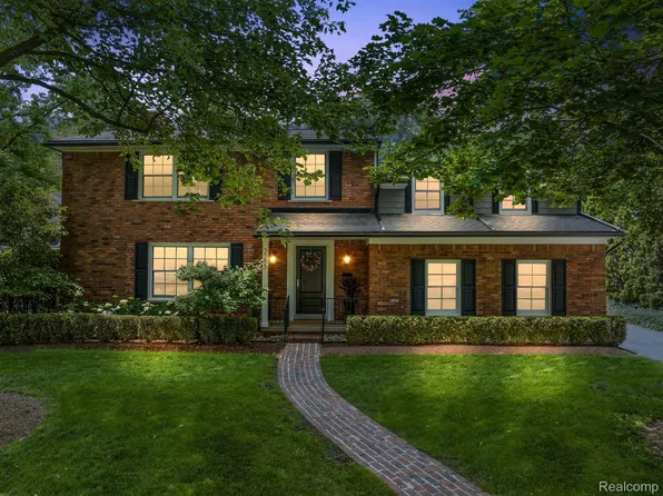 3585 Roland Dr, Bloomfield Hills, MI 48301