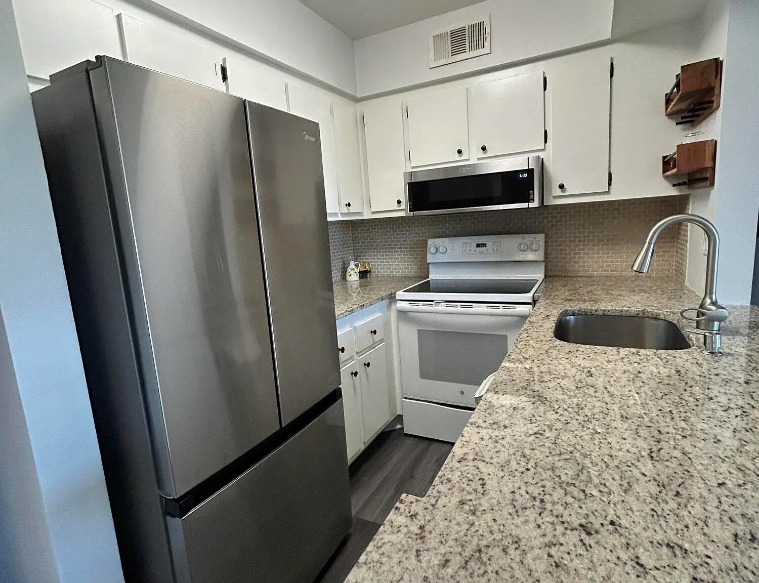 2 bed, 2.0 bath, 735 sqft, $1,800 — Photo 2