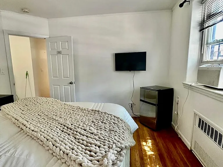 2423 Cambreleng Ave — Photo 11