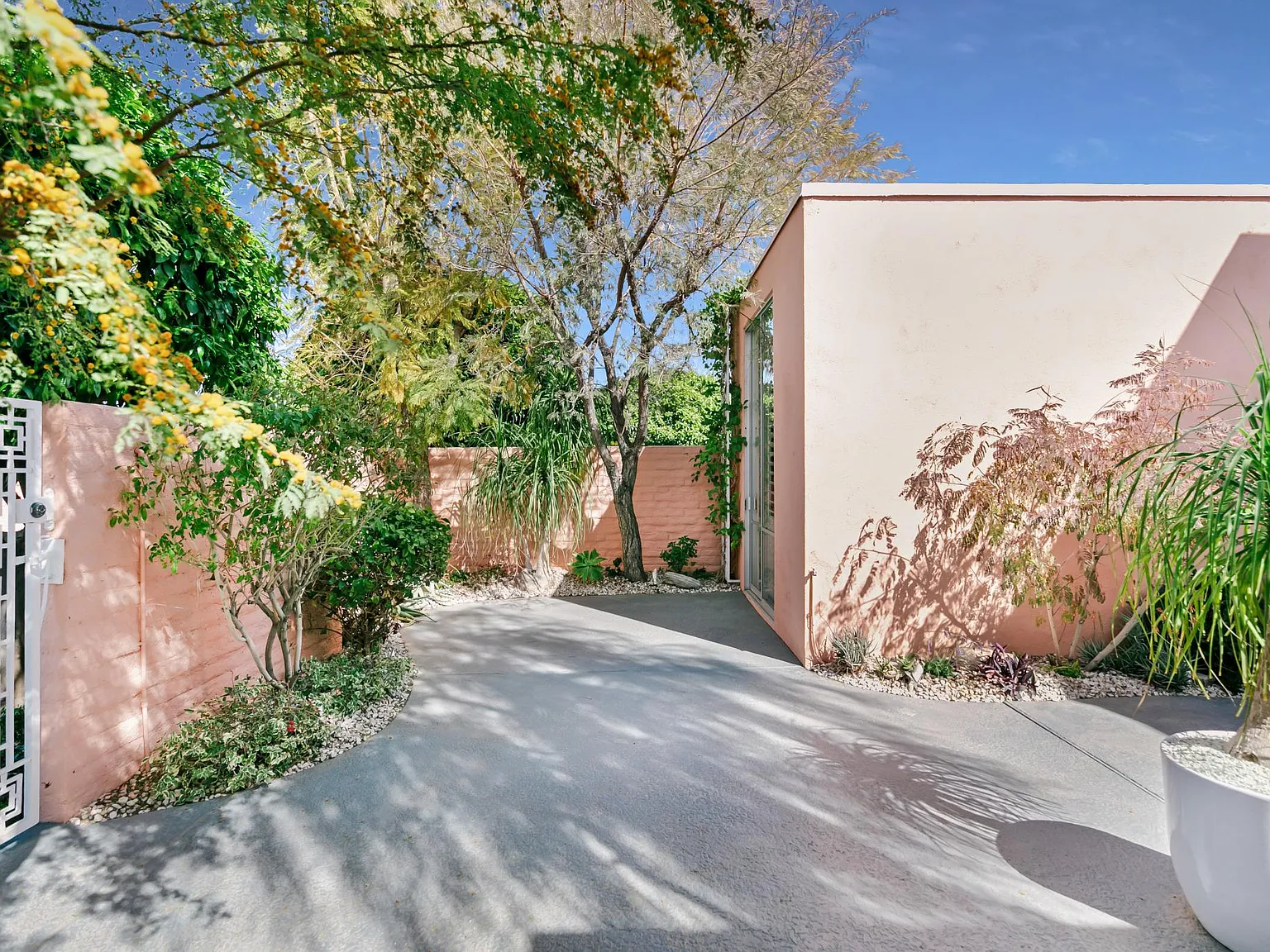 3 bed, 2466 sqft, $6,000 — Photo 4