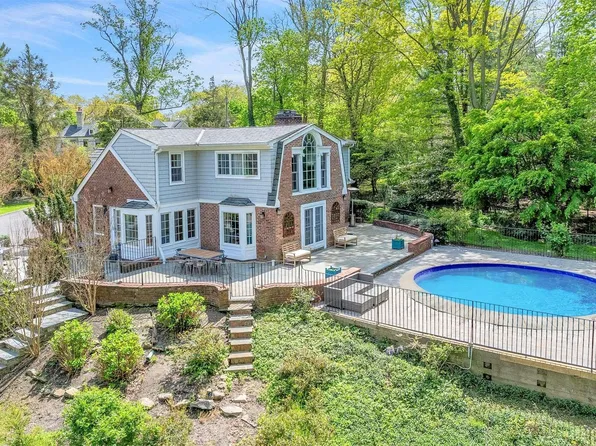16 Titus Lane, Cold Spring Harbor, NY 11724