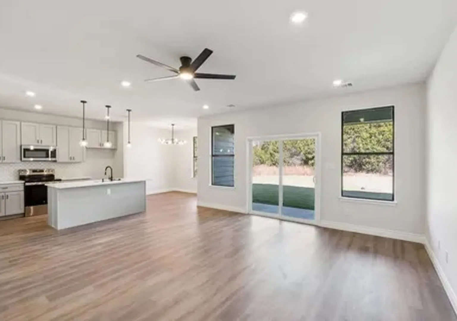 Coming Soon! Beautiful 4/2/2 Lots Of Amenities — Photo 2