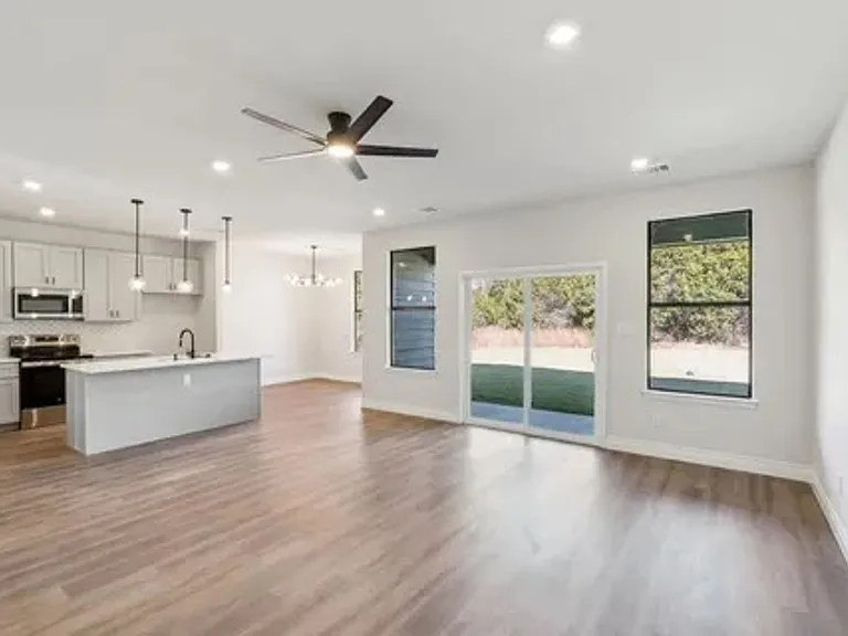 5713 Stonegate Cir — Photo 2