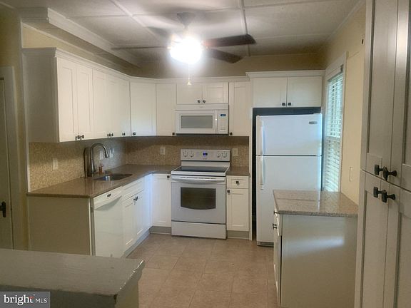 3rd image of 915 Stone Rd #A