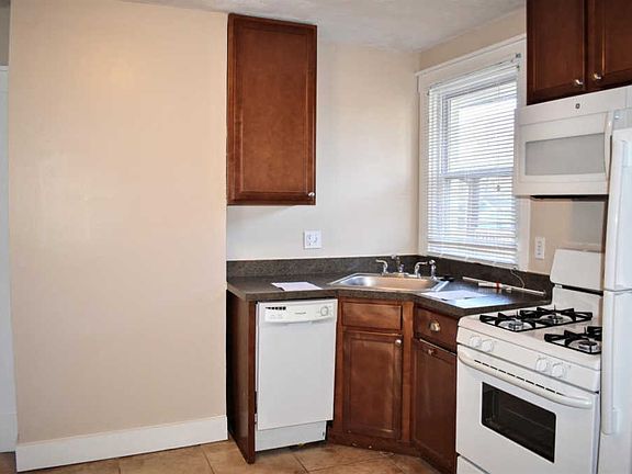 4th image of 1418 Beacon St