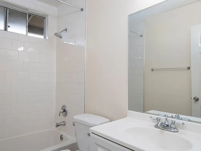 Lanai Village Apartments — Photo 7