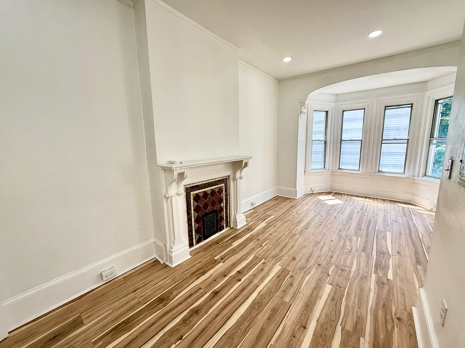 Studio, 700 sqft, $1,300 — Photo 2