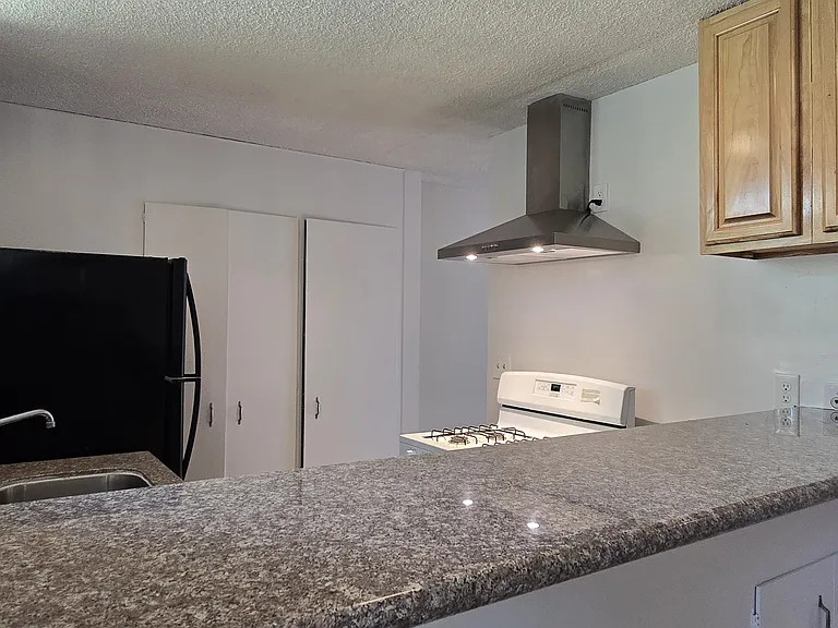 477 S El Molino Ave #5 — Photo 7