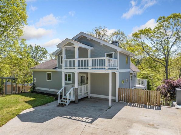 6109 White Oak Dr, Flowery Branch, GA 30542