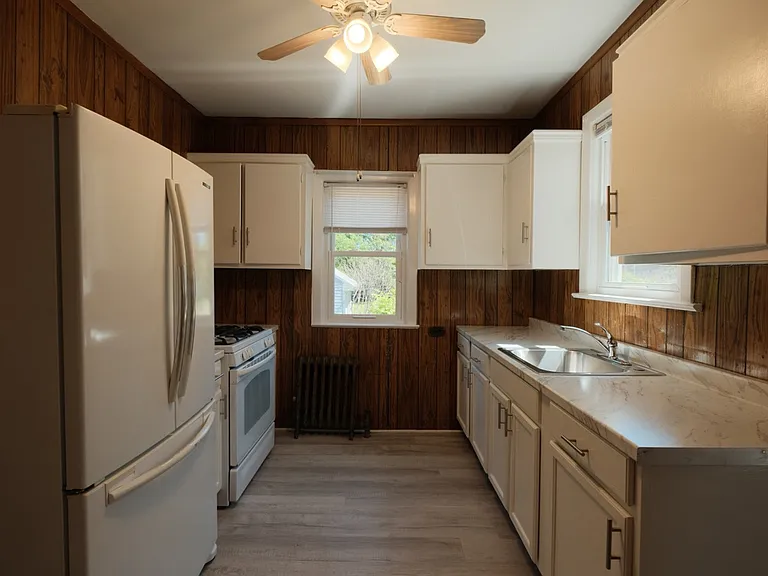 304 E Elm St — Photo 7