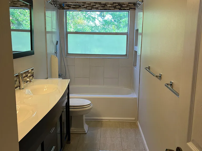 Upstairs Full Bathroom