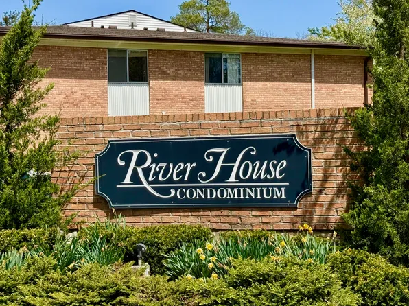 1233 Island Dr APT 203, Ann Arbor, MI 48105