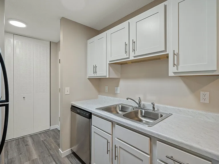 Eastgate Apartments — Photo 18