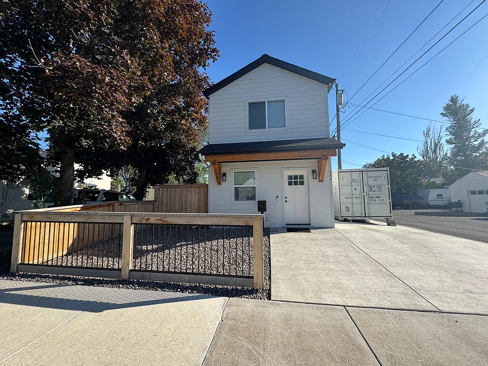 624 2nd St W