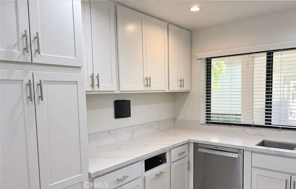 2 bed, 1103 sqft, $3,700 — Photo 4